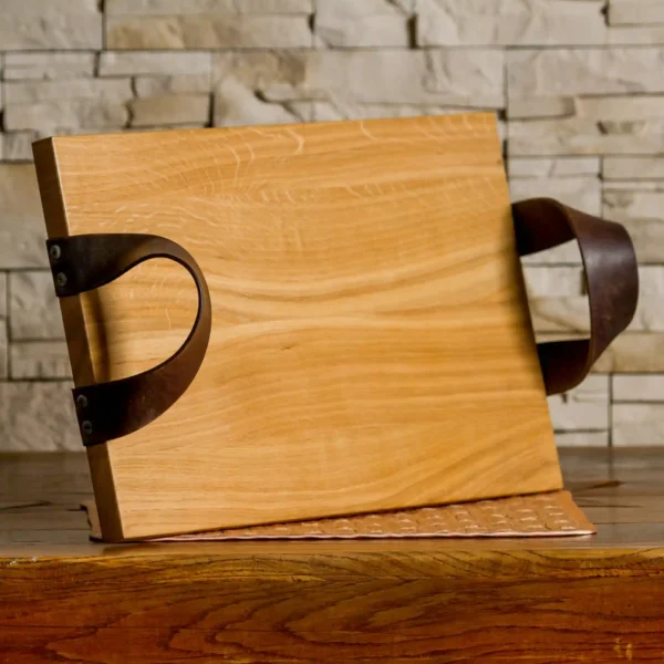 Dębowa taca deska ze uchwytami skórzanymi