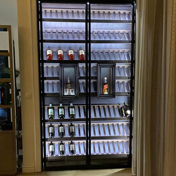 Nowoczesna szklana witryna drewniana na alkohol