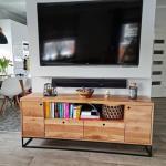 Dębowa szafka RTV w industrialnym stylu z szufladami metalowymi nogami do salonu MERIS