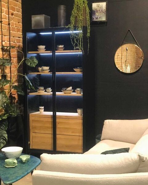 Witryny z litego drewna do salonu drewniane witryny na wymiar drewniana witryna szklana dębowa designerska witryna producent RaWood