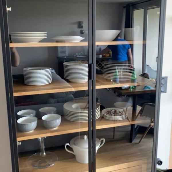 Stylowa nowoczesna witryna drewniana z szufladami półkami na wymiar CARLA